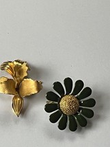 Vintage Lot Goldtone Dimensional Orchid &amp; Olive Green Enamel Daisy Flower Brooch - $16.69