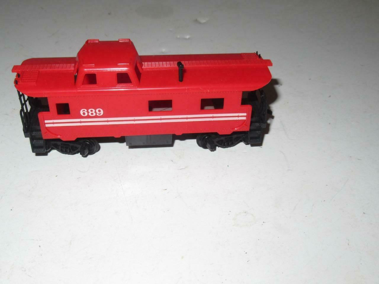 HO TRAINS - TYCO CABOOSE-  LATCH COUPLERS - EXC. - H19 - $2.89