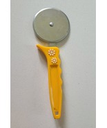 Retro Vintage Travco Pizza Cutter Slicer Wheel Yellow Handle with White ... - €12,87 EUR