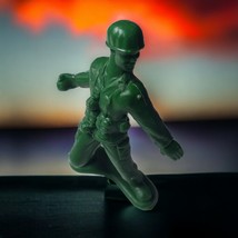 Army Man 4 Inch Vintage Soldier Greenbrier International Play Toy Plastic - £3.99 GBP