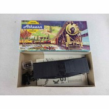 Athearn Undecorated Stock Car HO Kit Unassembled NO Wheels nor Couplers - $16.53