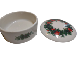Christmas Hallmark Coved Dish Porcelain X-mas Wreath Roses Holly Leaves Vintage - £12.41 GBP