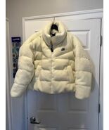 NIKE Spoertswear Wimen’s Therma City Downfill Sherpa  Jacket - $2,739.40 MXN