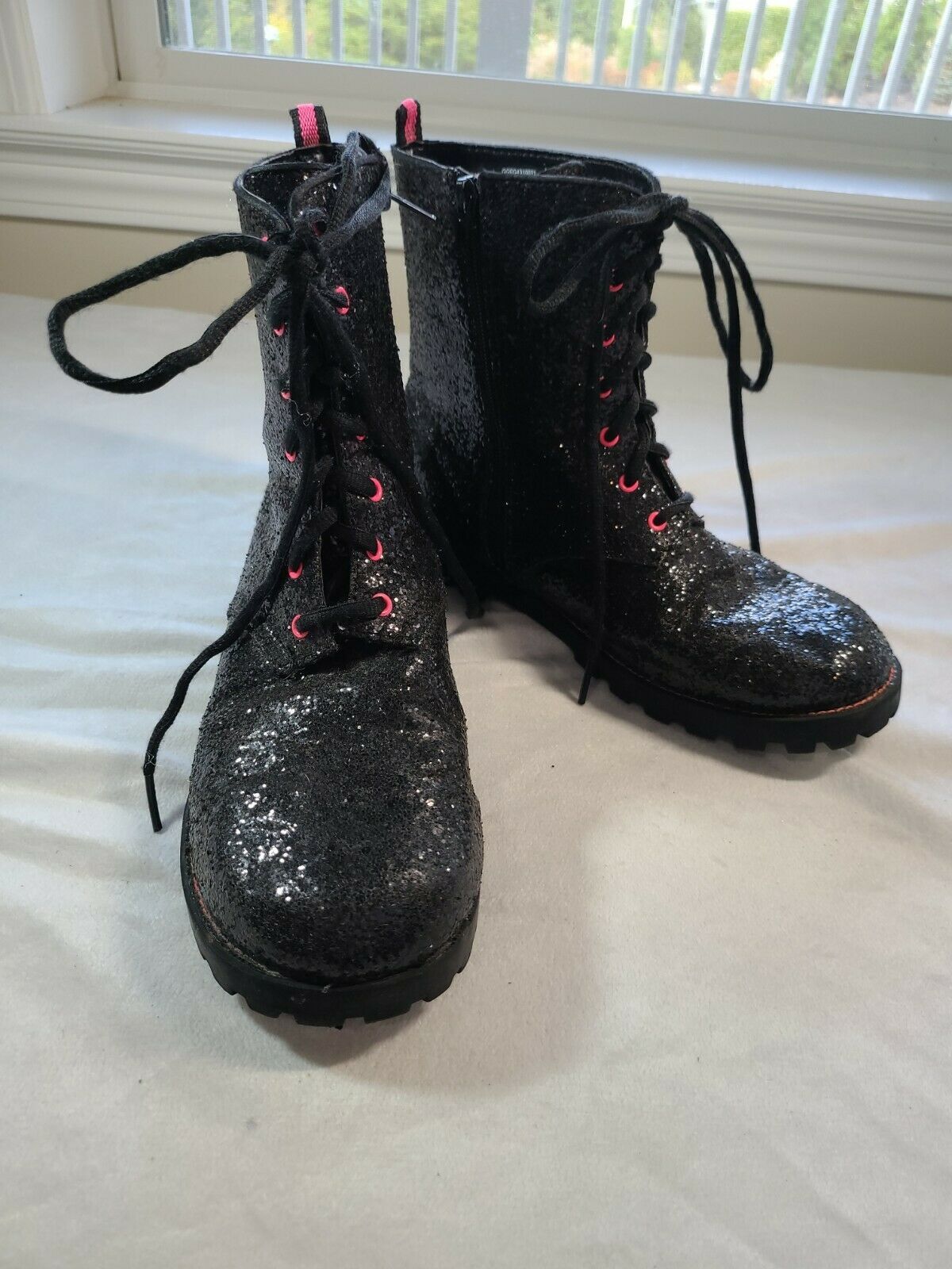 Faded Glory woman Size 6  Black Glitter Sparkle  combat Boot - £10.18 GBP