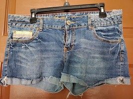Size 11 Amethyst Jeans Women&#39;s Blue Denim Embroidery Shorts Distressed - $14.85