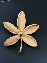 Vintage Trifari Signed Large Brushed &amp; Shiny Goldtone Flower Pin Brooch – marked - £11.18 GBP