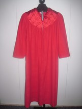 L Appel Ladies Polyester Fleecy Zip Red ROBE-M-LOVELY Barely WORN-SATIN Yoke - $7.69