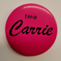 Vintage Sex &amp; The City I&#39;m a Carrie Pinback Button Pink 1.5&quot; - £19.44 GBP
