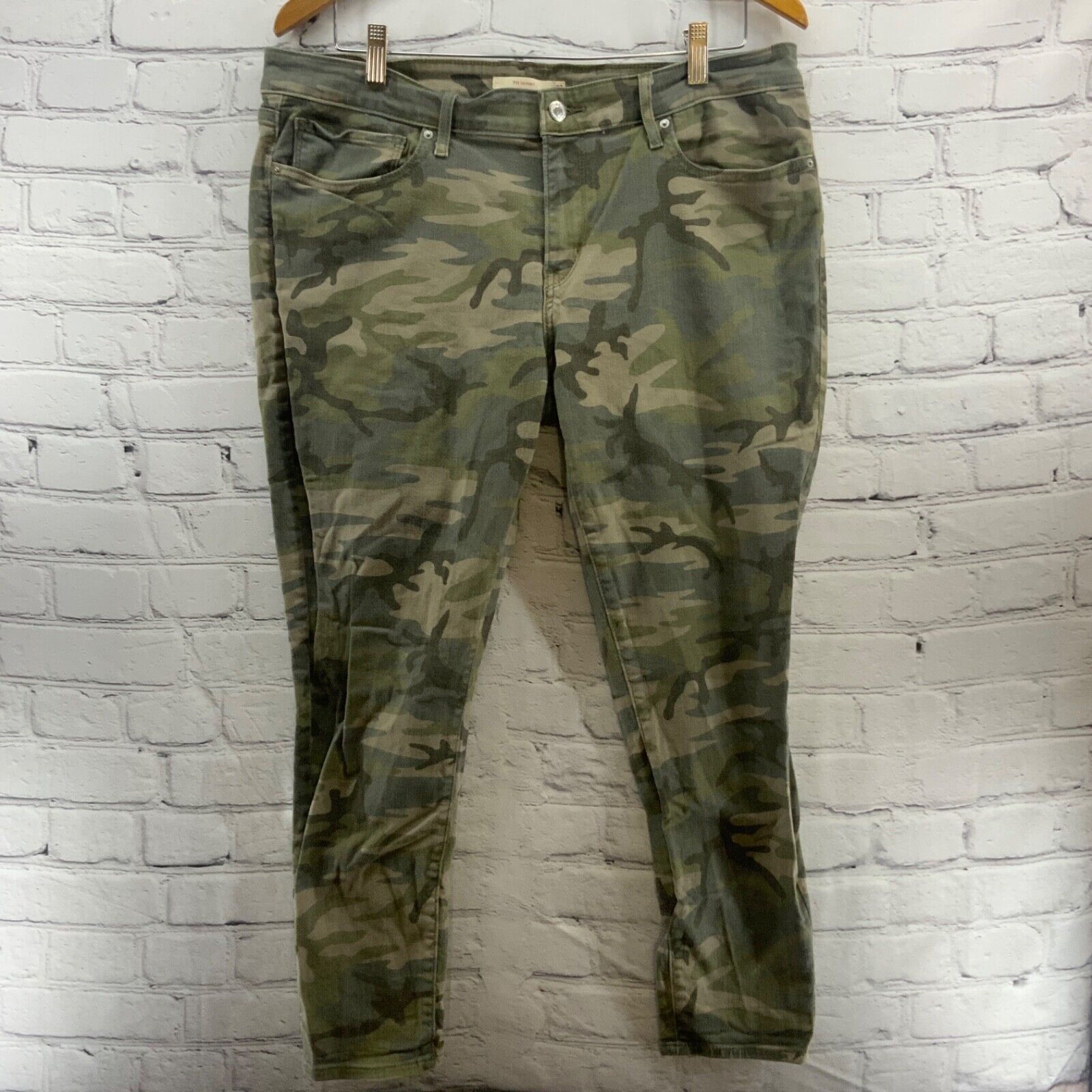 Primary image for Levis 711 Skinny Jeans Camo Green Womens Sz 33"