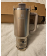 STANLEY 40oz Tumbler Honey Talks E.L.F Collab  - $1,107.08 MXN