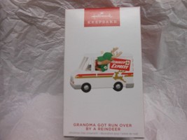 Hallmark Keepsake &quot;Grandma Got Run Over By A Reindeer&quot; 2023 Sound Orname... - $181.14 MXN
