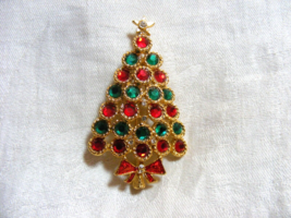 Vintage Gold Toned Christmas Tree Pin Red &amp; Green Rhinestones 15-l - $645.41 MXN