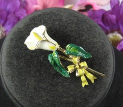 CALLA LILY FLOWER Pin Vintage Brooch White Yellow Green Enamel Goldtone ... - $325.79 MXN