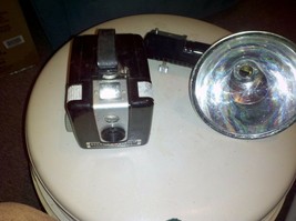 Vintage &#39;50s Kodak Brownie Hawkeye Flash Camera With Case &amp; Accessories - £47.40 GBP