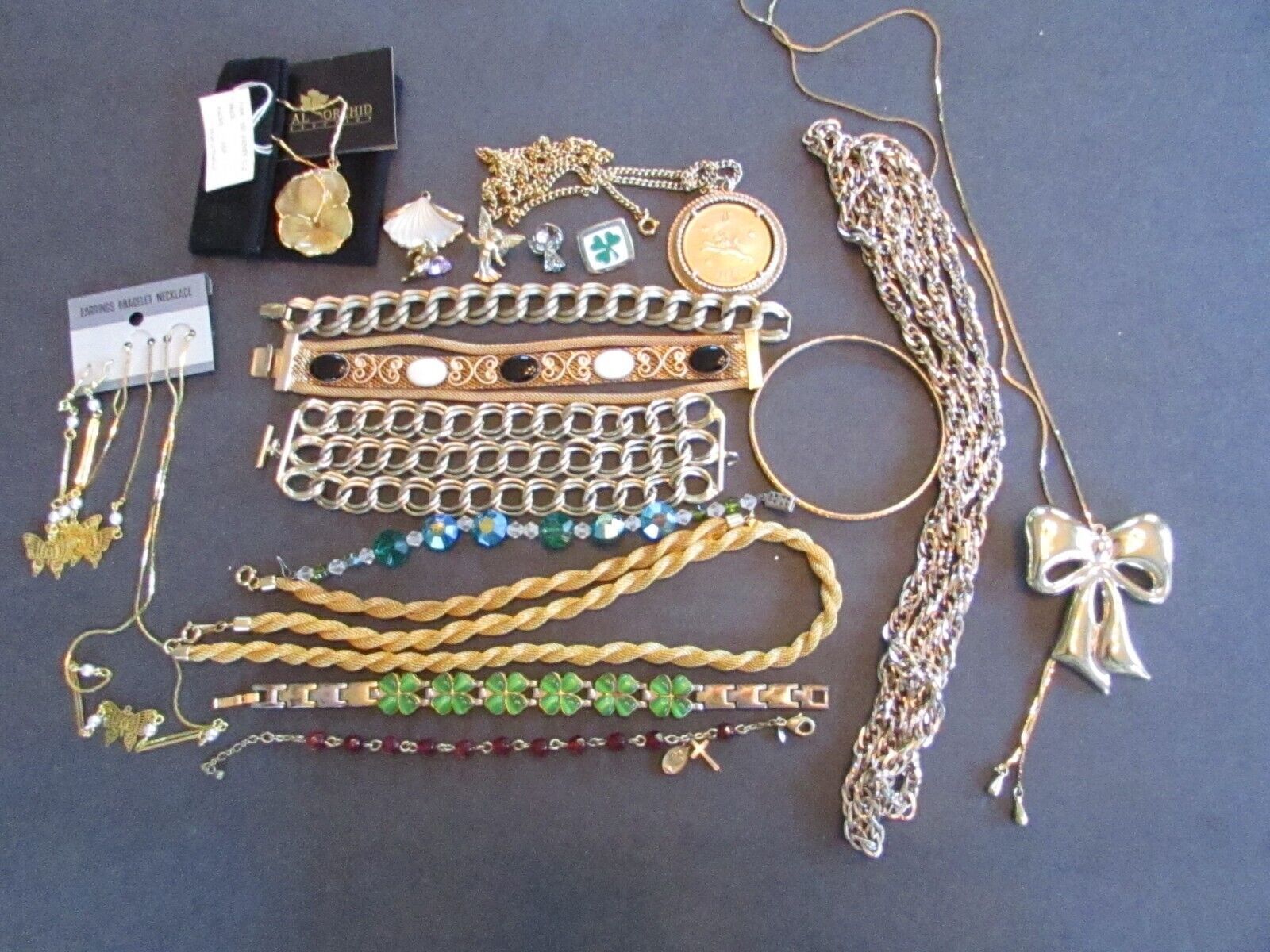 Vintage Fashion Jewelry Bracelets Necklaces pins Goldtones 14+  L22 - $18.76
