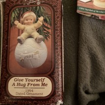 VTG 1994 Enesco Memories of Yesterday Ornament Give Yourself a Hug MIB w/ Papers - £6.76 GBP