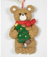 HOLIDAY UNIQUE NWT TEDDY BEAR &amp; CHRISTMAS TREE ORNAMENT CLAY NEW - €6,86 EUR