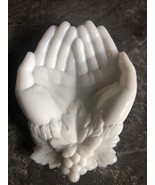 Vintage Hands Grapes Leaves Queen Victorian Milk Glass - $463.95 MXN