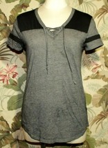 Women&#39;s SO Relaxed Fit Lace Front Black &amp; Gray Short Sleeve Tee Shirt Size Small - $14.85