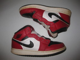 BEAT - Nike Air Jordan Retro 1 Mid Chicago Black Toe 554725-069 GS Size 4Y - $98.99