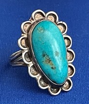 Vintage Turquoise Sterling Silver Ring w/TRADITIONAL Floral Petal Surround - £36.08 GBP