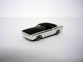 Hot Wheels &#39;70 Plymouth AAR Cuda Muscle Mania White Die-Cast Car 2010 - £6.11 GBP