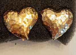 Avon Precious Hearts Clip On Earrings VTG 1980&#39;s Hammered Texture 3/4&quot; Gold Tone - £15.72 GBP