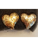Avon Precious Hearts Clip On Earrings VTG 1980&#39;s Hammered Texture 3/4&quot; G... - £15.50 GBP