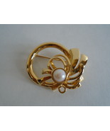 Beautiful Vintage Pearl Gold Tone Pin / Brooch - $5.99