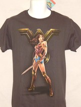 Wonder Woman T-Shirt Mens Small Gray Gadot Figure DC Comics Movie Justice League - £13.86 GBP