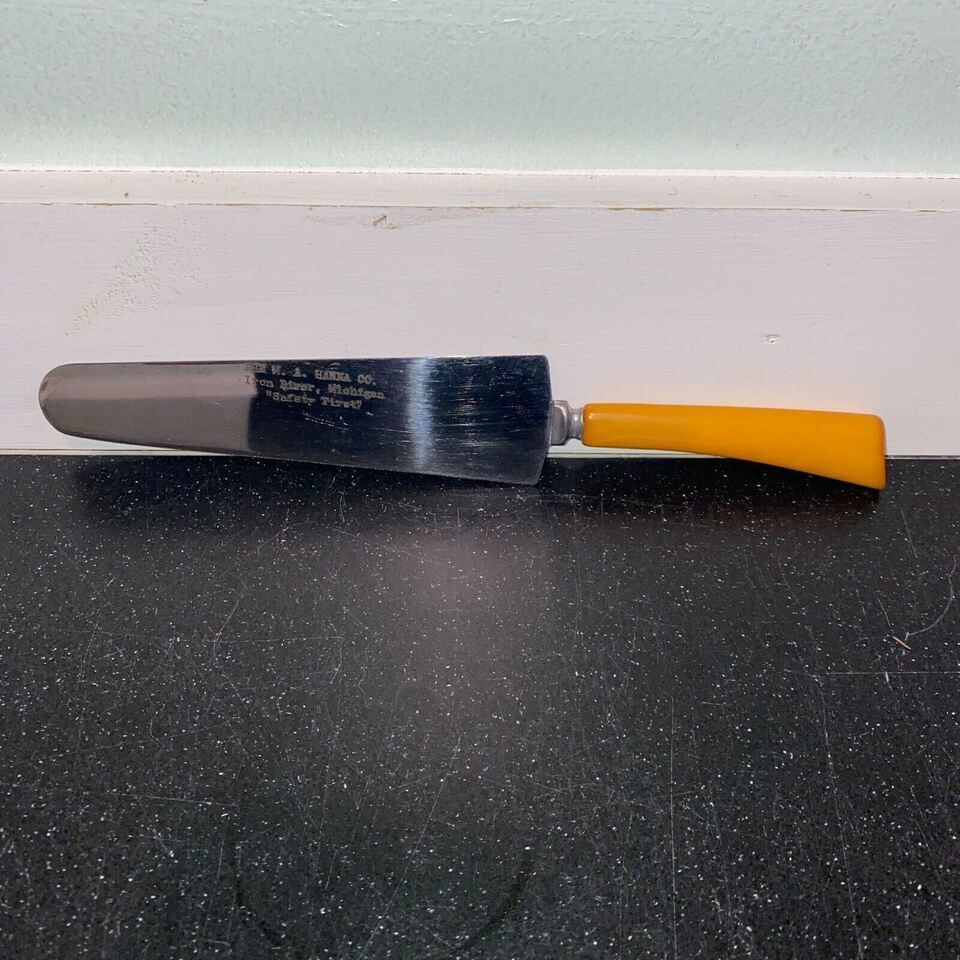 M.A. Hanna Bakelite Cake Knife Vintage Advertising Iron River Michigan - $4.67