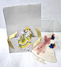 Vintage Felt Girl with Bouquet Sewing Pin Needle Holder Case Looks Unused - $338.70 MXN