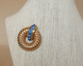 Awesome vintage Coro gold tone &amp; blue rhinestone rope look circle brooch - £11.79 GBP