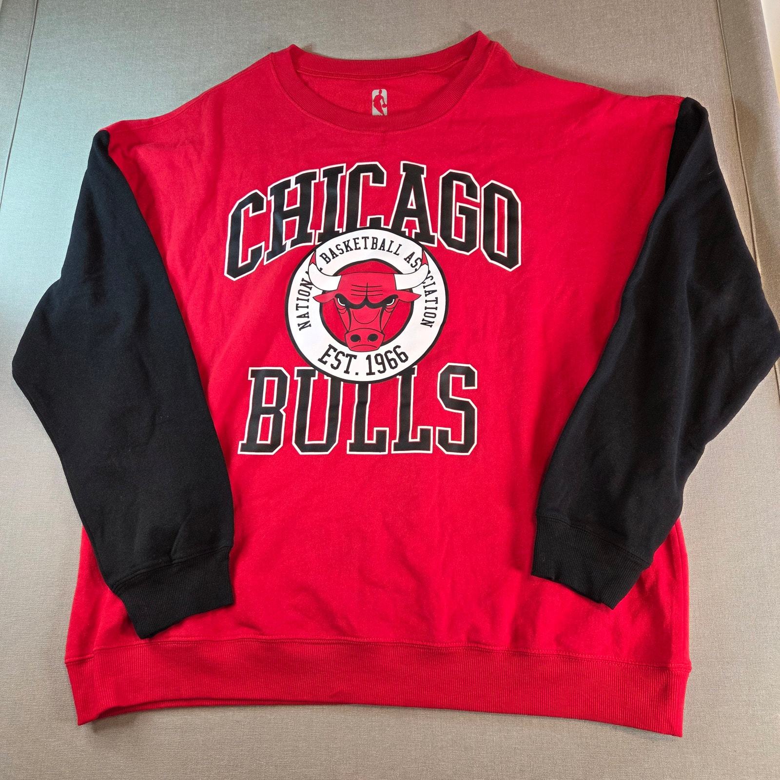 Chicago Bulls NBA Sweatshirt 2X Red Black Crewneck Pullover 2022 - $28.99