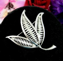 Triple Leaf Vintage Pin Petal Ivy  Brooch Silvertone Textured Openwork 2... - €11,36 EUR