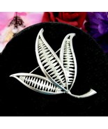 Triple Leaf Vintage Pin Petal Ivy  Brooch Silvertone Textured Openwork 2... - €11,26 EUR