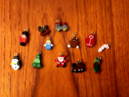 VINTAGE SET 12 CRAFT PAINTED WOOD MINATURE 1&quot; ORNAMENTS 1” WITH TOP HOOK - $170.57 MXN