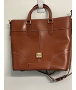 Dooney &amp; Bourke  Editor’s Tote NWOT  With Tag Color Caramel Pecan Cognac - $3,436.10 MXN
