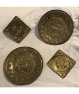 4 Vtg Brass Plate Trays Wall Decor England Colonial Village Horses Dogs ... - $1,399.40 MXN