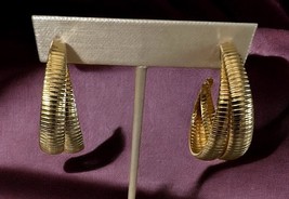 Vintage 1980-1990s Ribbed OMEGA Gold-Tone Pierced Hoop Earrings 1.5 in RARE - $186.65 MXN
