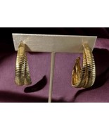 Vintage 1980-1990s Ribbed OMEGA Gold-Tone Pierced Hoop Earrings 1.5 in RARE - $184.66 MXN