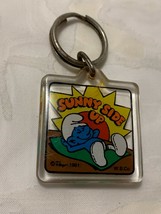 Vintage Keychain 1981 Smurfs Peyo &quot;Sunny Side Up&quot; Square Plastic - £6.55 GBP