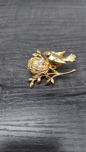 Vtg Signed Avon First Day of Christmas Brooch Pin Lapel Robin w/ Eggs Valentine - £10.61 GBP