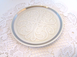 LENOX ROUND TRINKET DISH PLATE IVORY SCROLL PLATINUM RIM 6.25&quot; - $5.89
