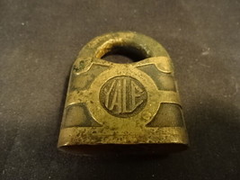 Old Vtg Antique Collectible Brass YALE Y&amp;T Padlock Lock No Key - £23.99 GBP