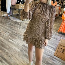 Olivaceous smocked long sleeve dress Sandstone - $868.88 MXN