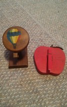 044 Lot of 2 Vintage Wood Recipe Letter Holders Apple Hot Air Balloon - £6.40 GBP
