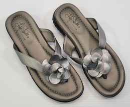L) Women Life Stride Soft System Floral Thong Sandal Grey Pewter Size 8M - $221.25 MXN