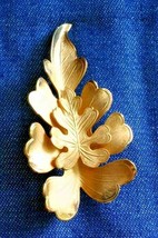 Elegant Textured Gold-tone Double Leaf Brooch 1960s vintage 2 1/2&quot; - £10.40 GBP