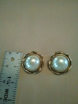 VINTAGE CLIP EARRINGS GOLD TONE UNDULATING BUTTON W/ LGE PEARL - £15.95 GBP